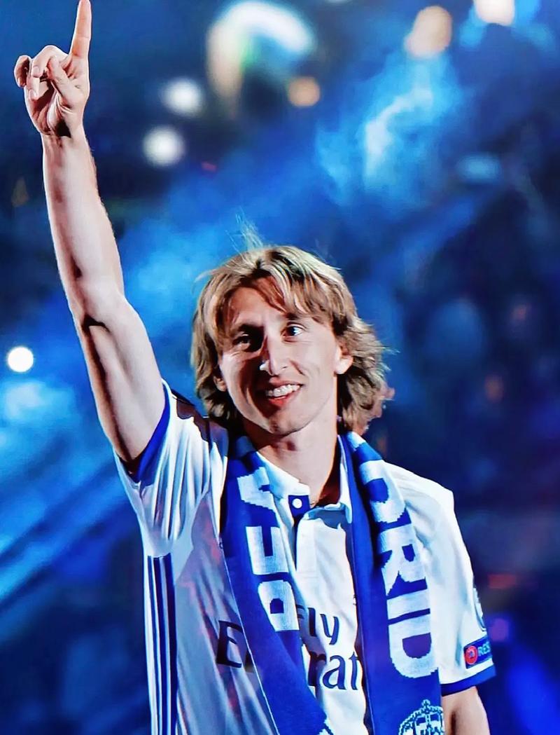 新疆一家进出口贸易公司向阿图什市捐赠足球场，价值1亿元